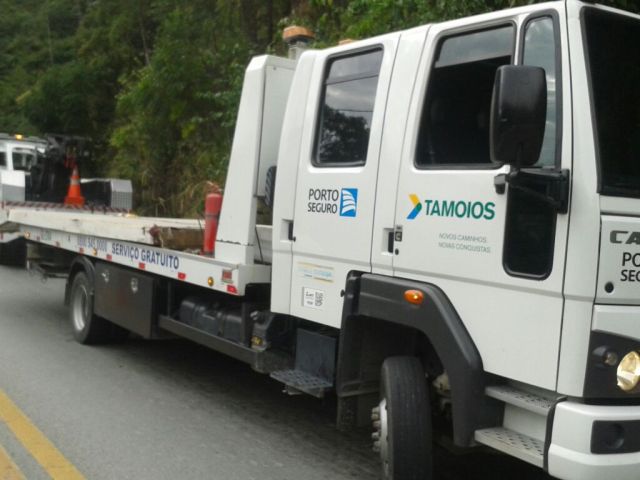 Atuação da Concessionária Tamoios no tombamento de caminhão no km 79+500