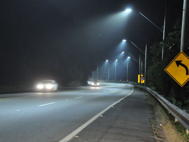 Fluxo noturno aumenta cerca de 20% com iluminação no trecho de serra da Tamoios