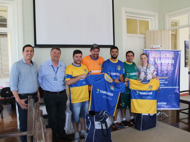 Tamoios realiza entrega de uniformes esportivos para equipes de futebol de Paraibuna