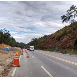 Detonação de rochas no km 64, em Caraguatatuba, exigirá interdição temporária na terça-feira (19/04)