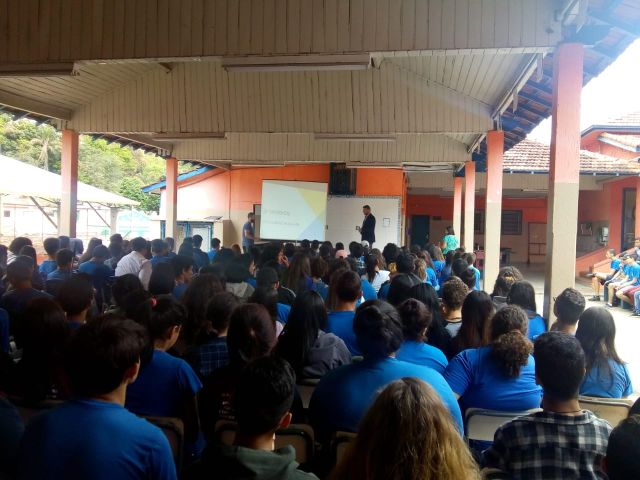 Representante da Concessionária Tamoios participa de encontro com jovens estudantes de Paraibuna