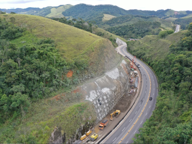 Obras no trecho de planalto da Rodovia dos Tamoios estão avançando