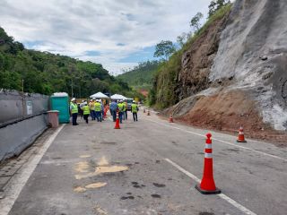 Governo do Estado faz visita técnica às obras do talude do km 52 da Tamoios