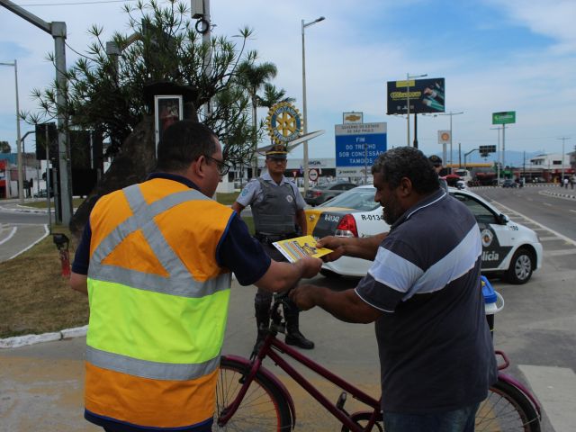 Maio Amarelo: Concessionária Tamoios realiza ações para pedestres e motoristas em Caraguatatuba