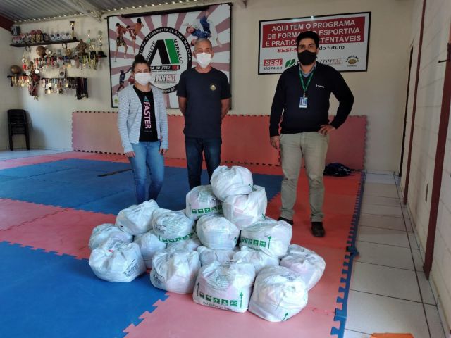 Concessionária Tamoios entrega cestas básicas para instituição da região