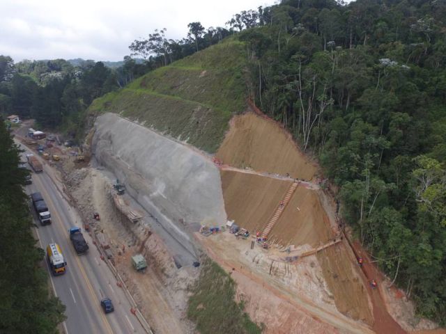 Rodovia dos Tamoios terá trecho interditado para detonação de rochas na quarta-feira (31)