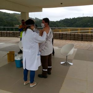 Caminhoneiros participam de campanha de vacinação contra a gripe na Tamoios