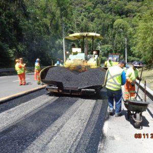 Tamoios inicia nova recuperação de asfalto no trecho de serra da rodovia