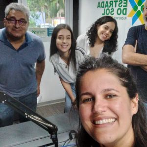 Equipe da Rádio Estrada do Sol visita estúdio de Paraibuna
